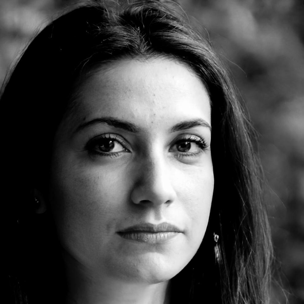 Retrato profesional de Adriana Montserrat